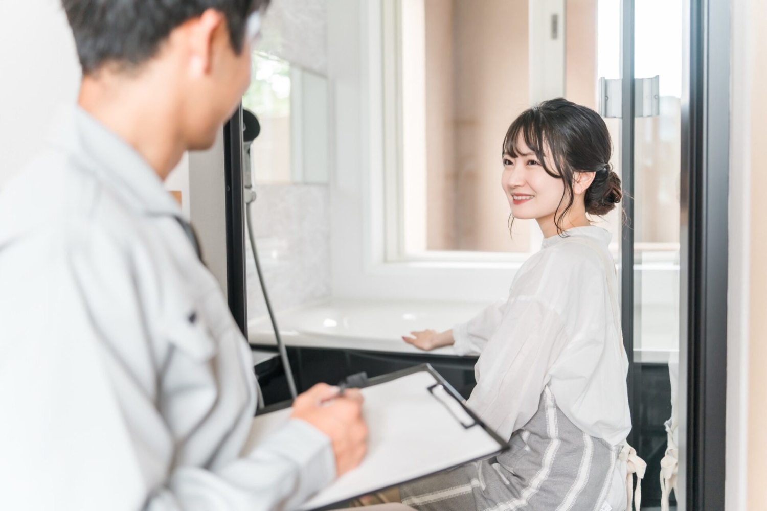 浴室のリフォームをお願いする女性