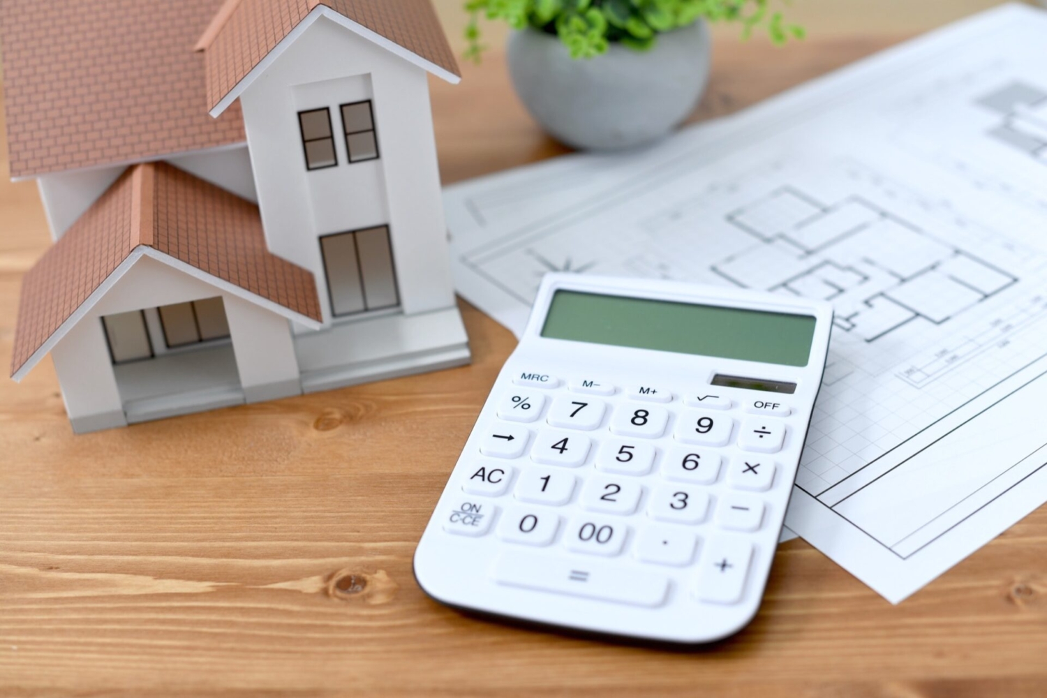 一軒家の建築模型と住宅図面と電卓