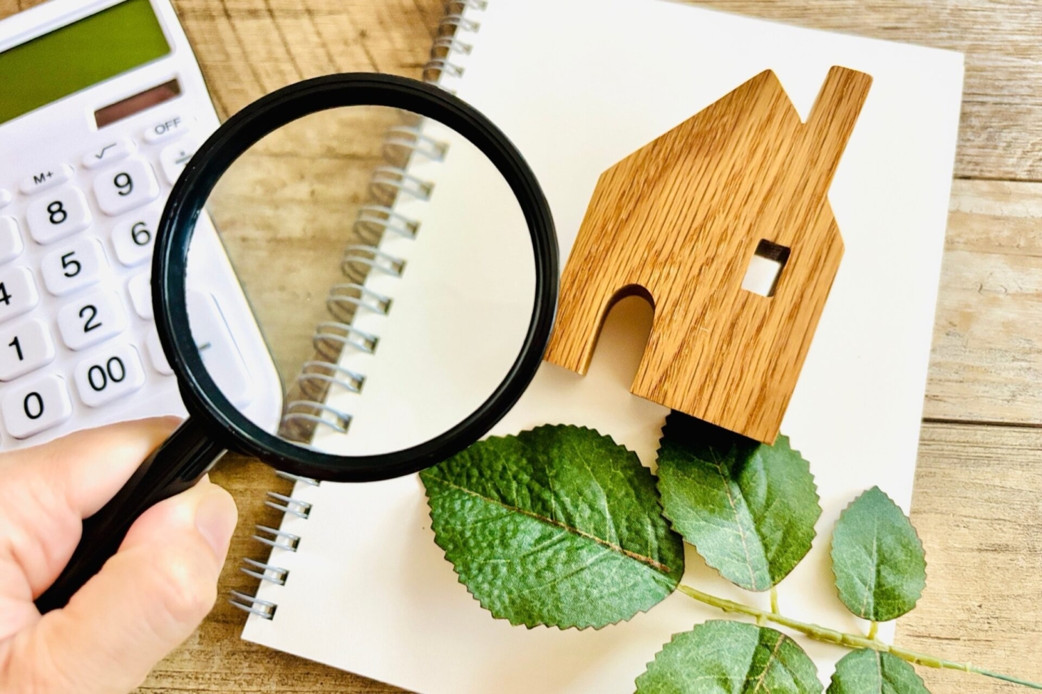 家のブロックと虫眼鏡・電卓・ノート