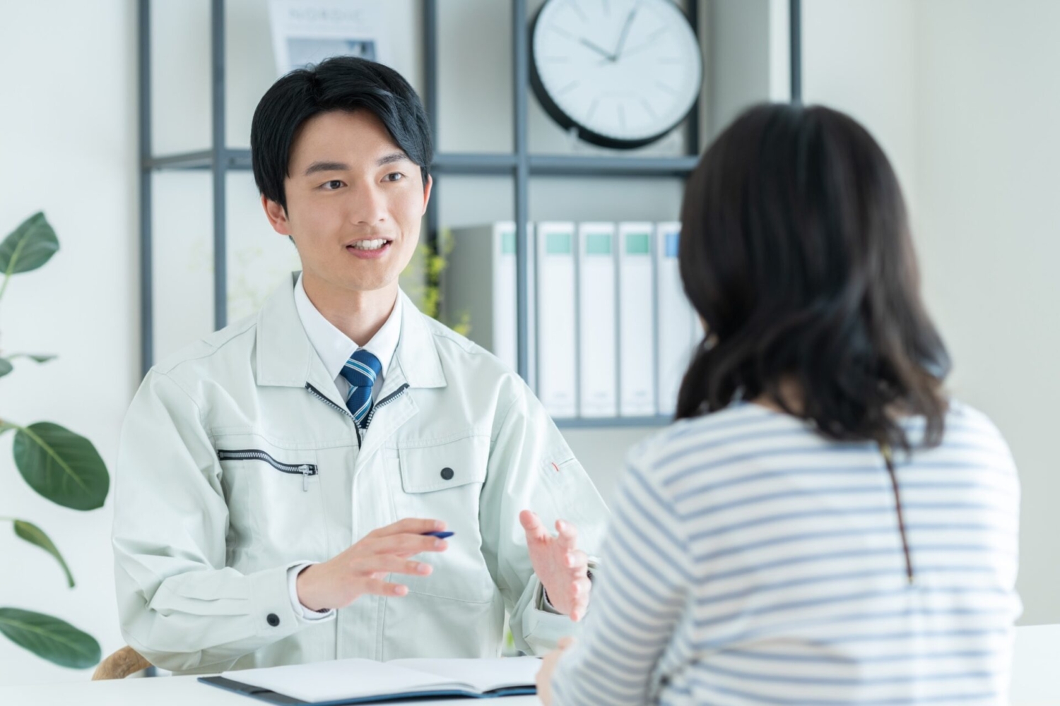 顧客に解説するリフォーム・リノベーションスタッフ