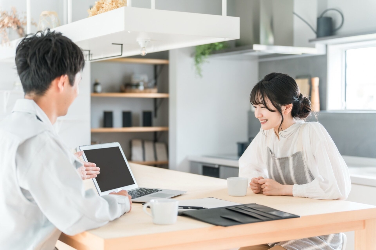 リノベーションについて解説するスタッフと顧客