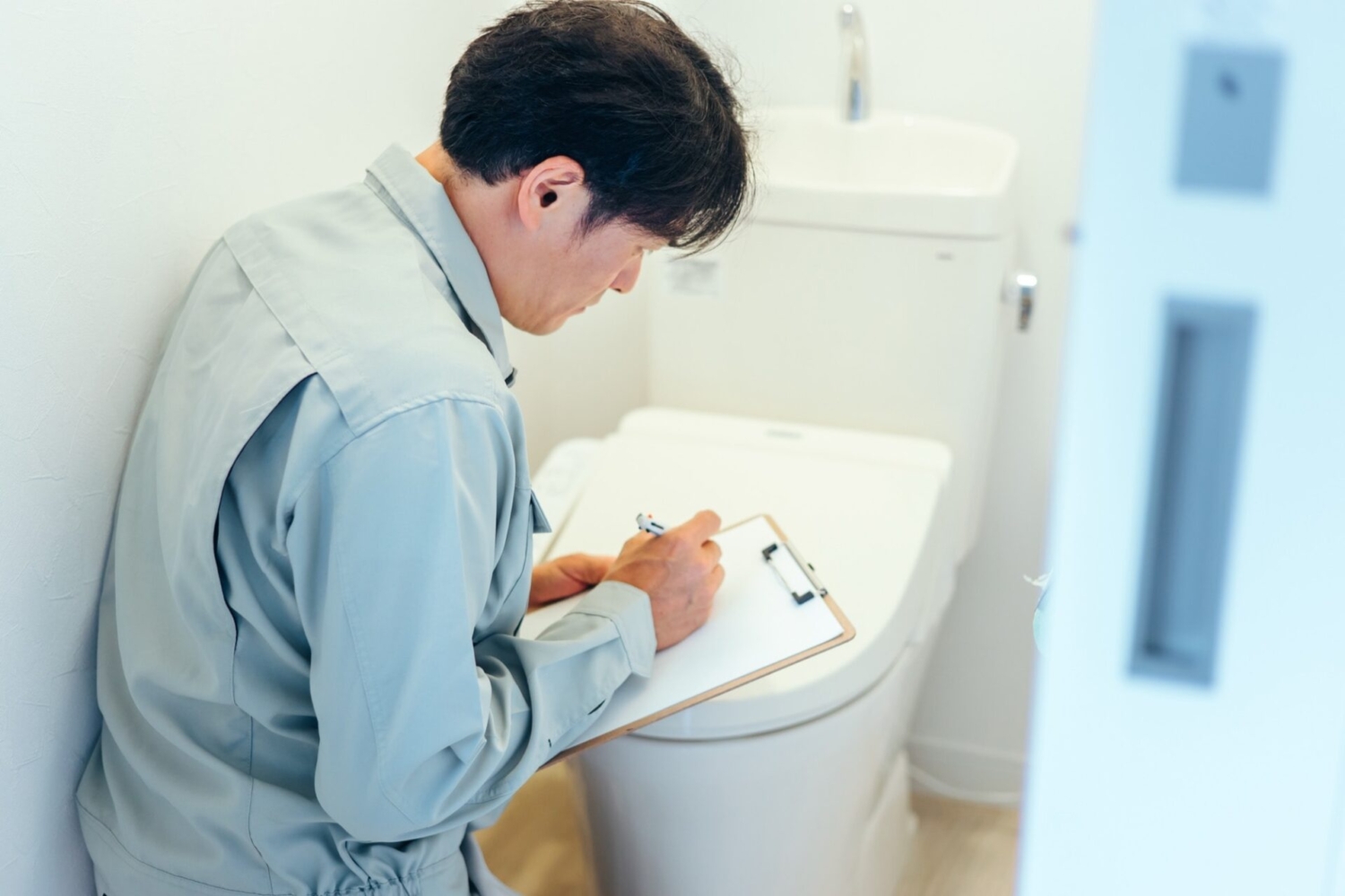 トイレの点検を実施するリフォームスタッフ