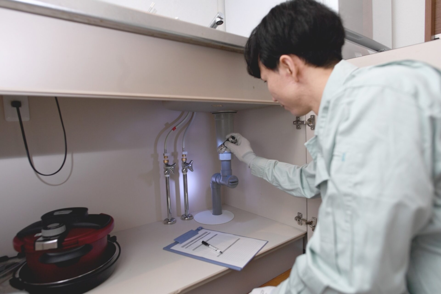 水回りの点検をするリフォーム・リノベーションスタッフ
