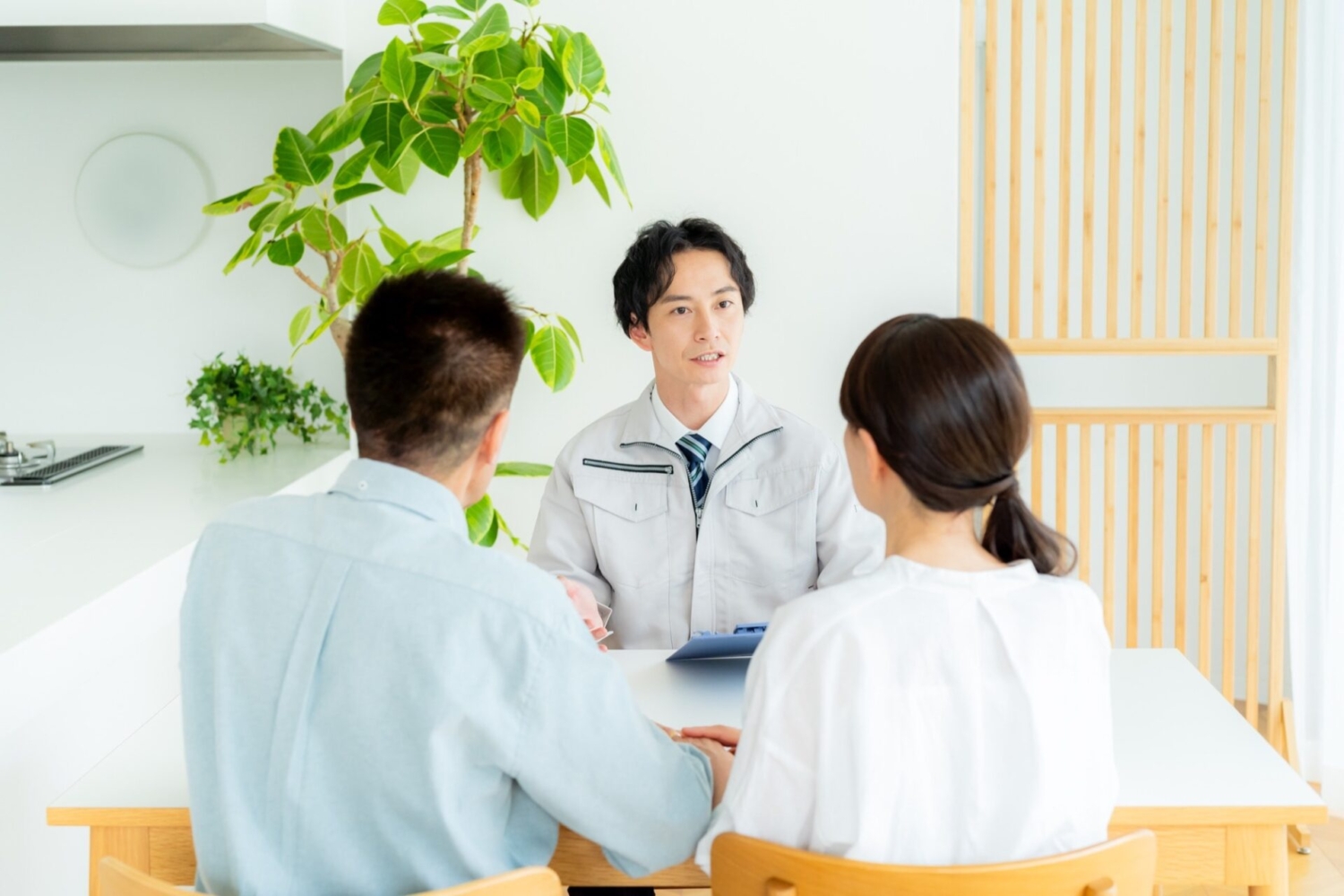顧客に解説するリフォーム会社スタッフ