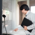 浴室の状態を確認するリフォームスタッフ